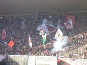 Torcida do Flamengo comemora gol em jogo no Maracanã (Foto de arquivo de comemoracao de gol do Flamengo em 2006, sem relacao com o anuncio atual de patrocinio com a Betano.)