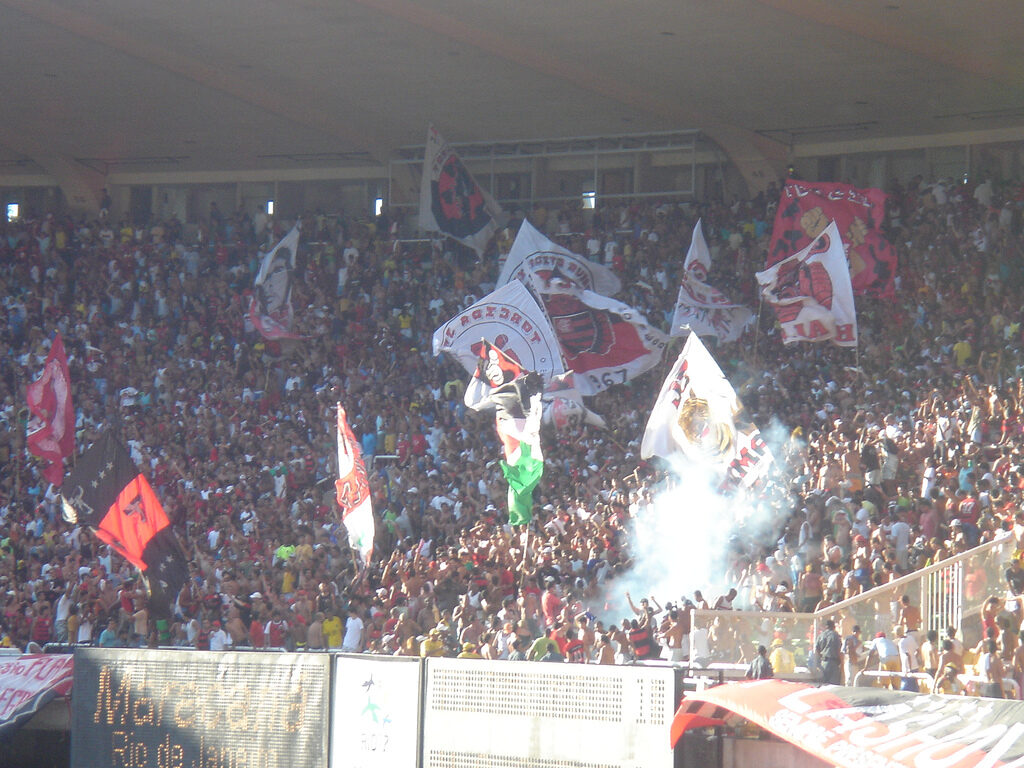 Torcida do Flamengo comemora gol em jogo no Maracanã (Foto de arquivo de comemoracao de gol do Flamengo em 2006, sem relacao com o anuncio atual de patrocinio com a Betano.)