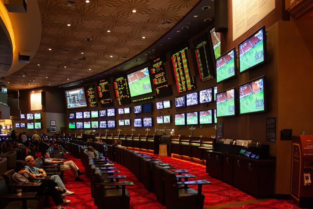 Sala de apostas esportivas com telas de odds no MGM Grand, em Las Vegas (Foto de arquivo: sala de apostas esportivas do MGM Grand, Las Vegas (2008), usada apenas como ilustração do setor de apostas.)