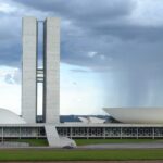 Vista externa do Congresso Nacional em Brasília, com as torres gêmeas e a cúpula, sob céu nublado (Foto de arquivo do Congresso Nacional, sem relação com o protocolo específico do projeto de decreto legislativo.)