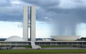 Vista externa do Congresso Nacional em Brasília, com as torres gêmeas e a cúpula, sob céu nublado (Foto de arquivo do Congresso Nacional, sem relação com o protocolo específico do projeto de decreto legislativo.)