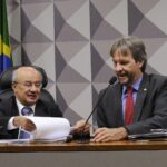 Deputado Pedro Uczai (PT-SC) ao microfone ao lado do senador José Pimentel em reunião de comissão mista no Congresso Nacional, 2016 (Foto de arquivo: deputado Pedro Uczai em reunião de comissão no Congresso, 2016 (não é do PL 1808/2026).)