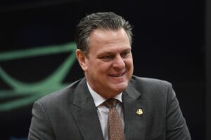 Senador Carlos Fávaro durante reunião da Comissão Mista de Orçamento no Senado (Foto de arquivo: senador Carlos Fávaro durante reunião da Comissão Mista de Orçamento, em março de 2022.)