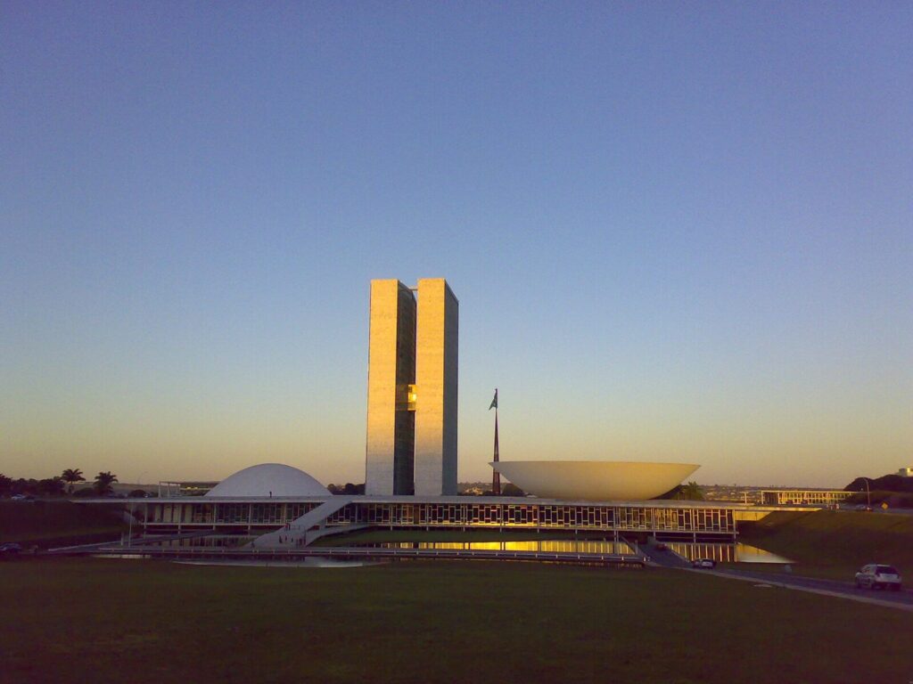 Fachada do Congresso Nacional em Brasília ao entardecer, com as duas torres e as cúpulas do Senado e da Câmara (Foto de arquivo: fachada do Congresso Nacional em Brasília, sem relação com uma sessão específica sobre o PL 5.195/2026.)
