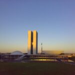Fachada do Congresso Nacional em Brasília ao entardecer, com as duas torres e as cúpulas do Senado e da Câmara (Foto de arquivo: fachada do Congresso Nacional em Brasília, sem relação com uma sessão específica sobre o PL 5.195/2026.)