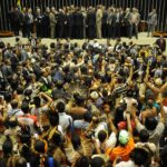 Plenário da Câmara dos Deputados durante sessão, com parlamentares e público presentes (Foto de arquivo: plenário da Câmara dos Deputados em sessão de 2013, sem relação direta com o projeto de lei sobre inadimplentes citado na matéria.)