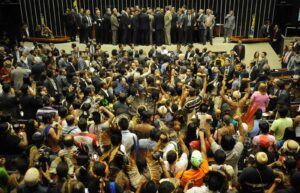 Plenário da Câmara dos Deputados durante sessão, com parlamentares e público presentes (Foto de arquivo: plenário da Câmara dos Deputados em sessão de 2013, sem relação direta com o projeto de lei sobre inadimplentes citado na matéria.)