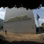 Fachada de bloco na Esplanada dos Ministérios em Brasília, com bandeiras do Brasil e do Mercosul (Foto ilustrativa: Esplanada dos Ministérios, Brasília (2020).)