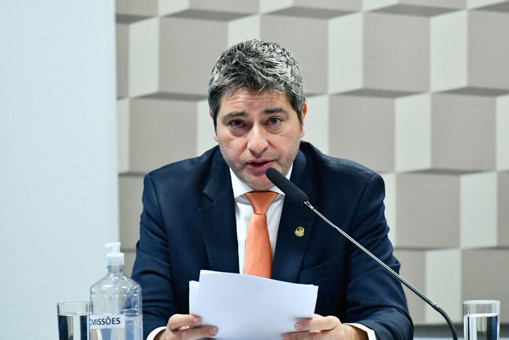 Senador Carlos Portinho discursa em audiência pública da Comissão de Esporte do Senado sobre publicidade de apostas esportivas (Foto de arquivo: audiência da Comissão de Esporte do Senado sobre regulação da publicidade de apostas, 2025 (não é foto do ato específico das novas portarias).)