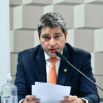 Senador Carlos Portinho discursa em audiência pública da Comissão de Esporte do Senado sobre publicidade de apostas esportivas (Foto de arquivo: audiência da Comissão de Esporte do Senado sobre regulação da publicidade de apostas, 2025 (não é foto do ato específico das novas portarias).)