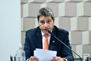 Senador Carlos Portinho discursa em audiência pública da Comissão de Esporte do Senado sobre publicidade de apostas esportivas (Foto de arquivo: audiência da Comissão de Esporte do Senado sobre regulação da publicidade de apostas, 2025 (não é foto do ato específico das novas portarias).)