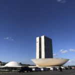 Fachada do Congresso Nacional em Brasília, com as cúpulas da Câmara e do Senado e as torres administrativas (Foto de arquivo (2019): fachada do Congresso Nacional, sem relação direta com a sessão específica do projeto de lei.)