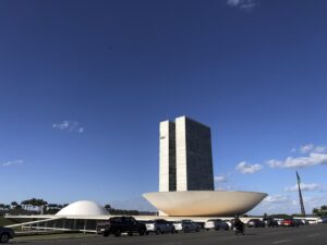Fachada do Congresso Nacional em Brasília, com as cúpulas da Câmara e do Senado e as torres administrativas (Foto de arquivo (2019): fachada do Congresso Nacional, sem relação direta com a sessão específica do projeto de lei.)