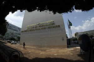 Fachada de bloco ministerial na Esplanada dos Ministérios, em Brasília, com bandeiras do Brasil e do Mercosul (Foto ilustrativa: Esplanada dos Ministérios, Brasília (2020).)