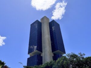 Prédio-sede do Banco Central do Brasil em Brasília, arquitetura moderna, céu azul. (Foto ilustrativa: sede do Banco Central do Brasil, Brasília (2023).)
