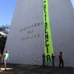 Fachada do prédio do Ministério da Fazenda, em Brasília (Foto de arquivo (2017): fachada do Ministério da Fazenda durante protesto sobre a reforma da Previdência, sem relação com a atual consulta pública sobre bets.)