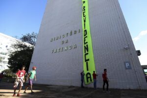 Fachada do prédio do Ministério da Fazenda, em Brasília (Foto de arquivo (2017): fachada do Ministério da Fazenda durante protesto sobre a reforma da Previdência, sem relação com a atual consulta pública sobre bets.)