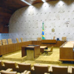 Plenário do Supremo Tribunal Federal em Brasília, com bancada dos ministros e brasão nacional ao fundo (Foto de arquivo do plenario do STF, sem relacao com uma sessao especifica.)