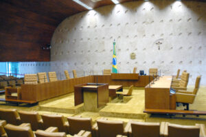Plenário do Supremo Tribunal Federal em Brasília, com bancada dos ministros e brasão nacional ao fundo (Foto de arquivo do plenario do STF, sem relacao com uma sessao especifica.)