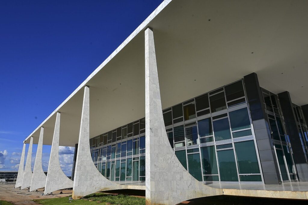 Fachada do Supremo Tribunal Federal, em Brasília, com as colunas curvas de mármore branco (Foto de arquivo: fachada do STF (Supremo Tribunal Federal), em Brasília.)
