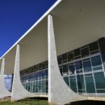 Fachada do Supremo Tribunal Federal, em Brasília, com as colunas curvas de mármore branco (Foto de arquivo: fachada do STF (Supremo Tribunal Federal), em Brasília.)