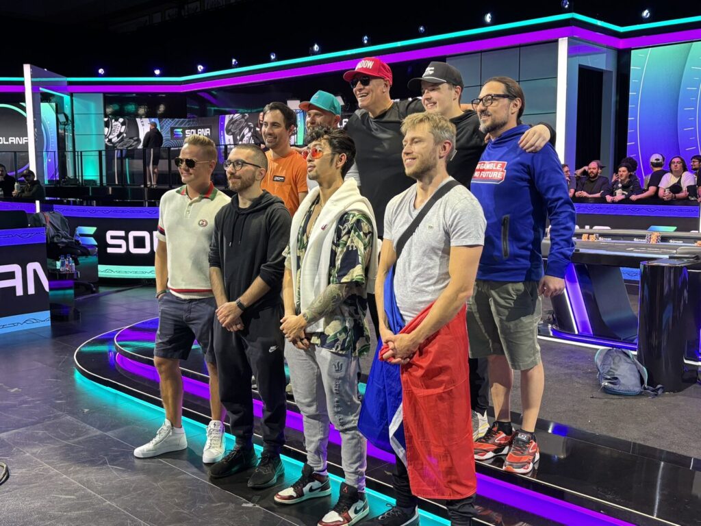 Jogadores da mesa final do Main Event da WSOP 2026 posam para foto no palco do torneio em Las Vegas