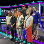 Jogadores da mesa final do Main Event da WSOP 2026 posam para foto no palco do torneio em Las Vegas