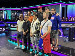 Jogadores da mesa final do Main Event da WSOP 2026 posam para foto no palco do torneio em Las Vegas