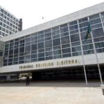 Fachada do prédio do Tribunal Superior Eleitoral (TSE) em Brasília, com a placa 'Tribunal Superior Eleitoral' visível e bandeira do Brasil. (Foto de arquivo: sede do Tribunal Superior Eleitoral, em Brasília.)