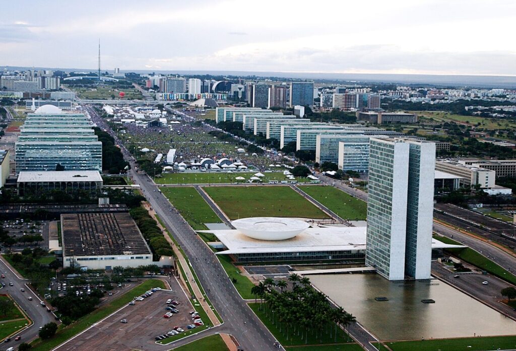 Vista aérea da Esplanada dos Ministérios em Brasília, com prédios do governo federal e o Congresso Nacional ao fundo (Foto de arquivo: Esplanada dos Ministérios, sede dos órgãos federais em Brasília.)