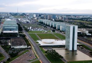 Vista aérea da Esplanada dos Ministérios em Brasília, com prédios do governo federal e o Congresso Nacional ao fundo (Foto de arquivo: Esplanada dos Ministérios, sede dos órgãos federais em Brasília.)