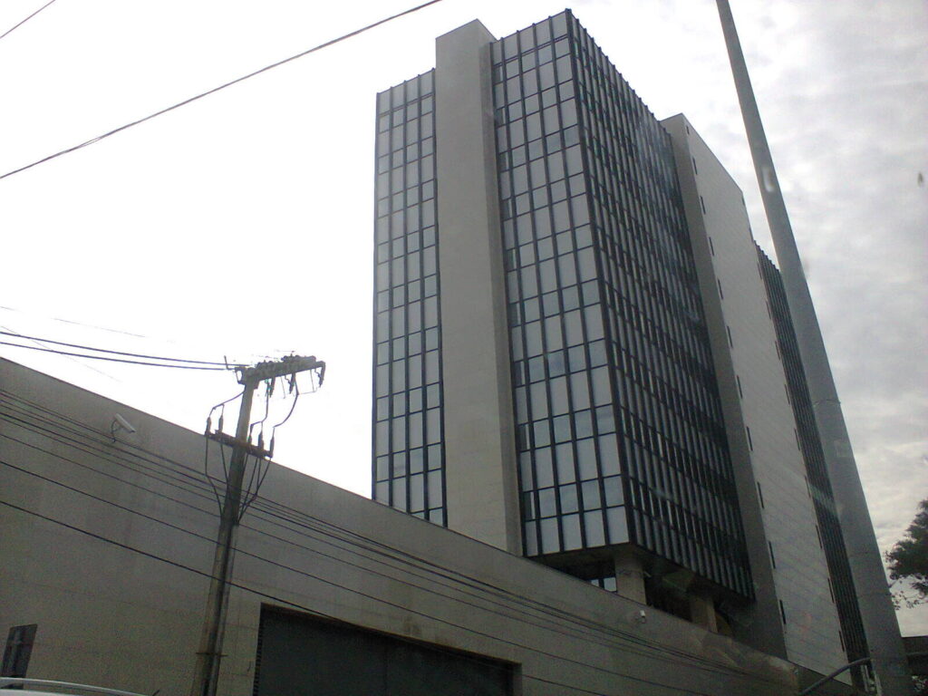 Fachada do prédio do Banco Central do Brasil em Fortaleza, arquitetura modernista com fachada de vidro, vista de baixo para cima (Foto de arquivo: sede do Banco Central do Brasil em Fortaleza.)