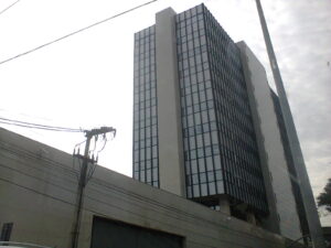 Fachada do prédio do Banco Central do Brasil em Fortaleza, arquitetura modernista com fachada de vidro, vista de baixo para cima (Foto de arquivo: sede do Banco Central do Brasil em Fortaleza.)