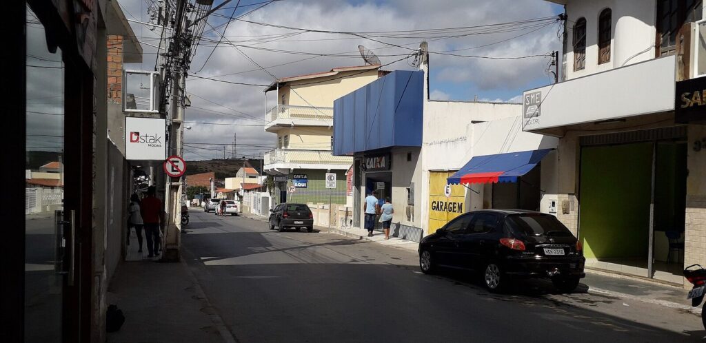 Fachada de agência da Caixa Econômica Federal em rua de comércio no interior da Bahia (Foto ilustrativa: fachada de agência da Caixa Econômica Federal, operadora da Mega-Sena, sem relação com um bolão específico.)