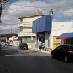 Fachada de agência da Caixa Econômica Federal em rua de comércio no interior da Bahia (Foto ilustrativa: fachada de agência da Caixa Econômica Federal, operadora da Mega-Sena, sem relação com um bolão específico.)