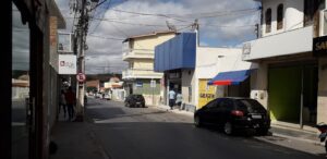 Fachada de agência da Caixa Econômica Federal em rua de comércio no interior da Bahia (Foto ilustrativa: fachada de agência da Caixa Econômica Federal, operadora da Mega-Sena, sem relação com um bolão específico.)