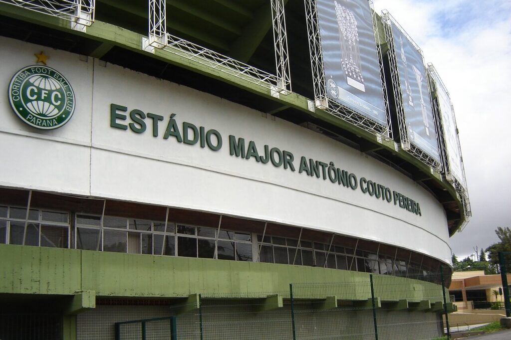 Fachada do Estádio Major Antônio Couto Pereira, em Curitiba, com o escudo do Coritiba (Foto de arquivo: fachada do Estádio Couto Pereira, sem relação com o anúncio do novo patrocínio.)