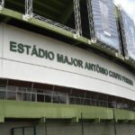 Fachada do Estádio Major Antônio Couto Pereira, em Curitiba, com o escudo do Coritiba (Foto de arquivo: fachada do Estádio Couto Pereira, sem relação com o anúncio do novo patrocínio.)