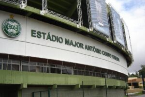 Fachada do Estádio Major Antônio Couto Pereira, em Curitiba, com o escudo do Coritiba (Foto de arquivo: fachada do Estádio Couto Pereira, sem relação com o anúncio do novo patrocínio.)