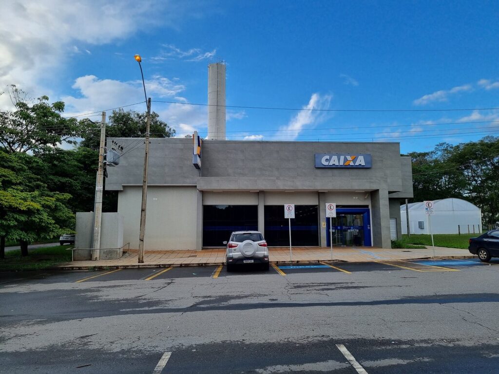 Fachada de agência da Caixa Econômica Federal em Goiânia, dezembro de 2022 (Foto de arquivo: agência da Caixa Econômica Federal (Goiânia, 2022), sem relação com um sorteio específico do Dia de Sorte.)