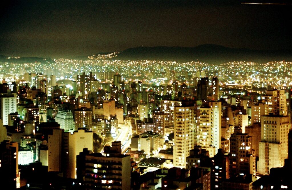 Vista aérea noturna do skyline de São Paulo, com prédios comerciais iluminados (Imagem de arquivo: vista aérea noturna da cidade de São Paulo.)