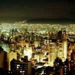 Vista aérea noturna do skyline de São Paulo, com prédios comerciais iluminados (Imagem de arquivo: vista aérea noturna da cidade de São Paulo.)