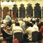 Mesas de poker em cassino com jogadores e crupiê (Foto de arquivo: mesas de poker em cassino (Trump Taj Mahal).)