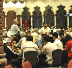 Mesas de poker em cassino com jogadores e crupiê (Foto de arquivo: mesas de poker em cassino (Trump Taj Mahal).)