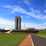 Fachada do Palácio do Congresso Nacional em Brasília, com as torres gêmeas e as cúpulas do Senado e da Câmara, em dia ensolarado (Foto de arquivo: fachada do Congresso Nacional em Brasília.)