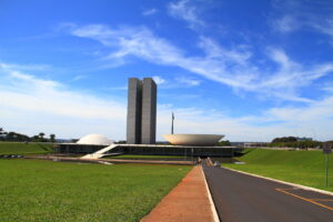 Fachada do Palácio do Congresso Nacional em Brasília, com as torres gêmeas e as cúpulas do Senado e da Câmara, em dia ensolarado (Foto de arquivo: fachada do Congresso Nacional em Brasília.)