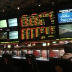 Sportsbook do Hilton com dezenas de telas exibindo eventos esportivos e linhas de apostas, ambiente de casa de apostas físico (Foto de arquivo: sportsbook do Hilton (2006), imagem ilustrativa sobre exibição de odds, sem relação com um evento específico.)