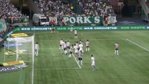 Lance de jogo do Campeonato Brasileiro entre Palmeiras e Atlético-MG, com estádio cheio (Foto de arquivo: partida Palmeiras x Atlético-MG pelo Brasileirão de 2022.)
