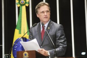 Plenário do Senado Federal em sessão, com senadores à mesa diretora e a bandeira do Brasil ao fundo (Foto de arquivo: plenário do Senado Federal em sessão deliberativa (imagem não corresponde à sessão específica da CCT).)