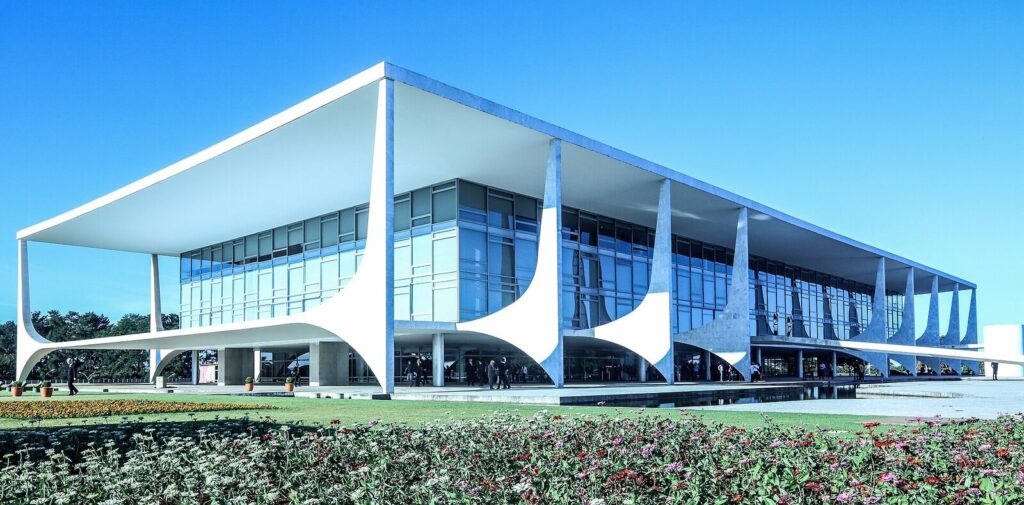Fachada do Palácio do Planalto em Brasília, arquitetura de Niemeyer, dia ensolarado (Foto de arquivo: Palácio do Planalto, sede do Executivo em Brasília.)